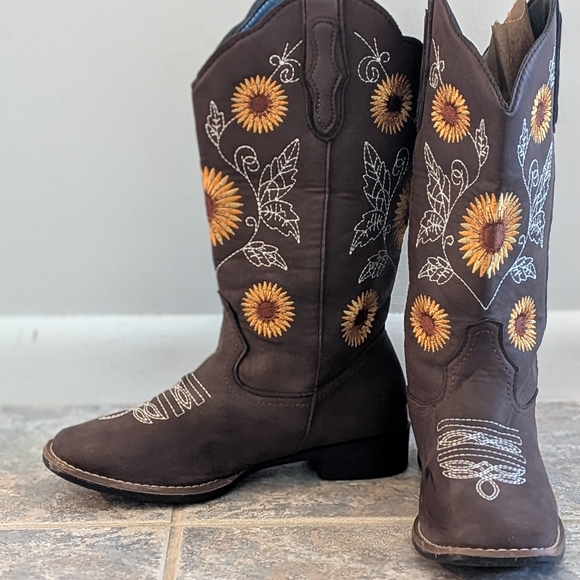 Amazon Shoes - Brown Cowboy Heeled Boots with Sunflower Embroidery Women Size 38(6.5-7)